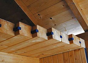 Holzhaus aus Brettstapel