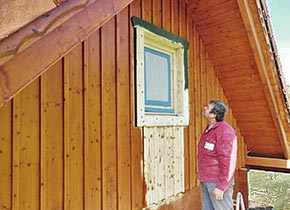 Holzfassade renovieren mit Leinöl